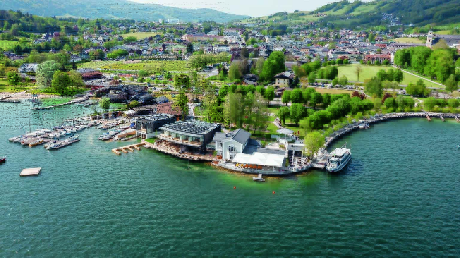 Das Apollo am Mondsee, in traumhafter Lage direkt am Seeufer. © Lisa Seifriedsberger