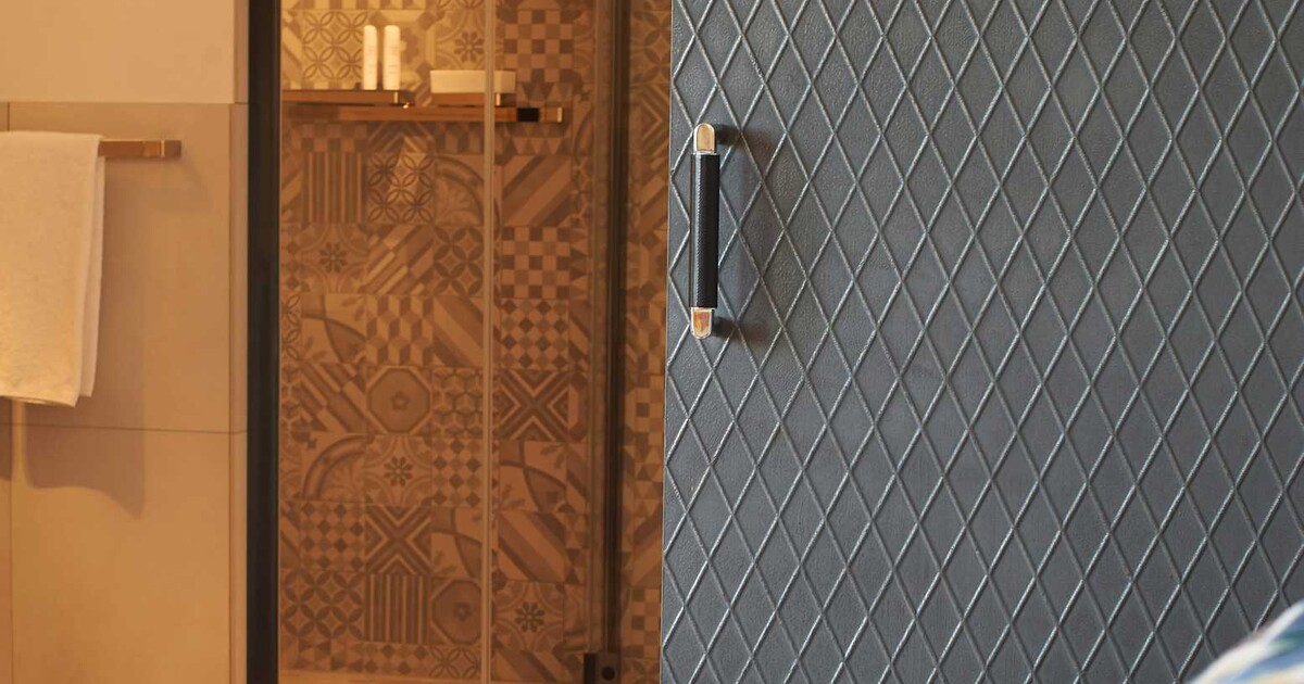 Fast wie echt: Beton-, Stahl- & Lederdekore