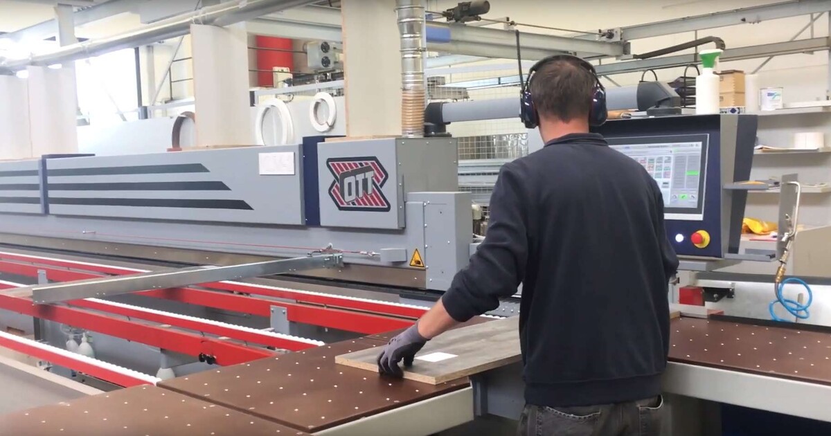 Neue Ott-Kantenanleimmaschine bei Keplinger: 400 Teile pro Tag
