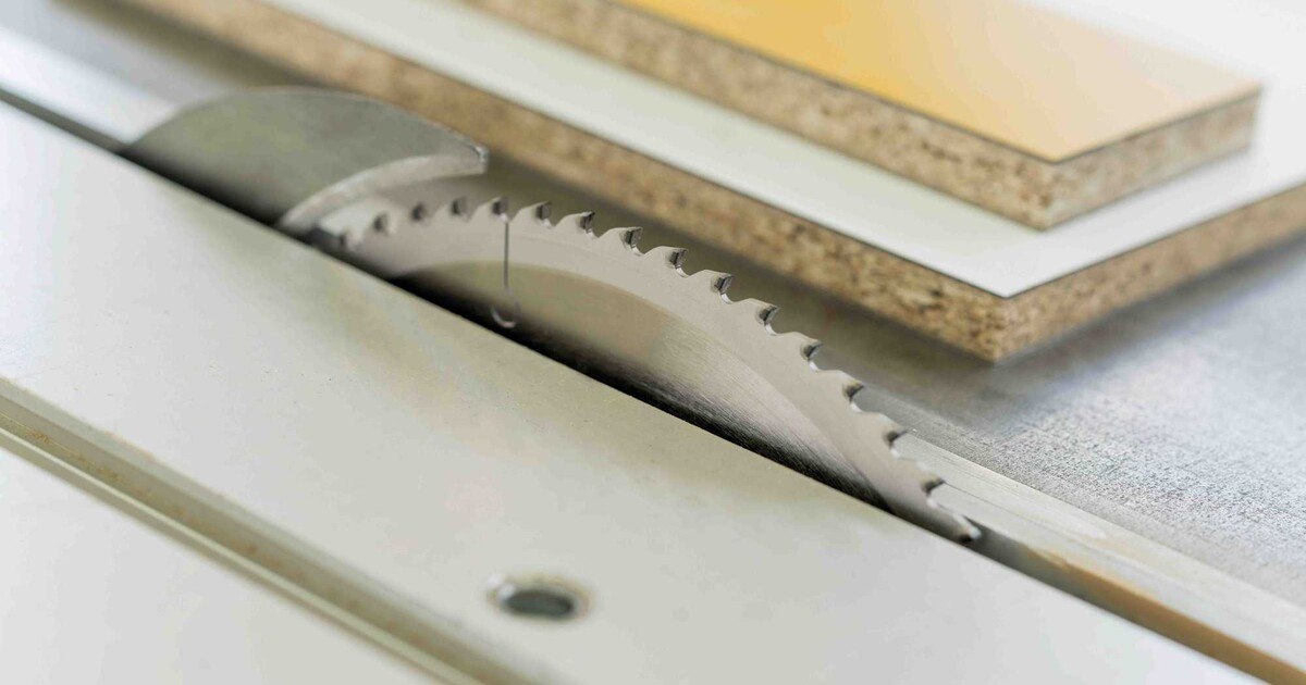 Magnethaftplatten richtig bearbeiten: Hartmetall in Tischlerhand