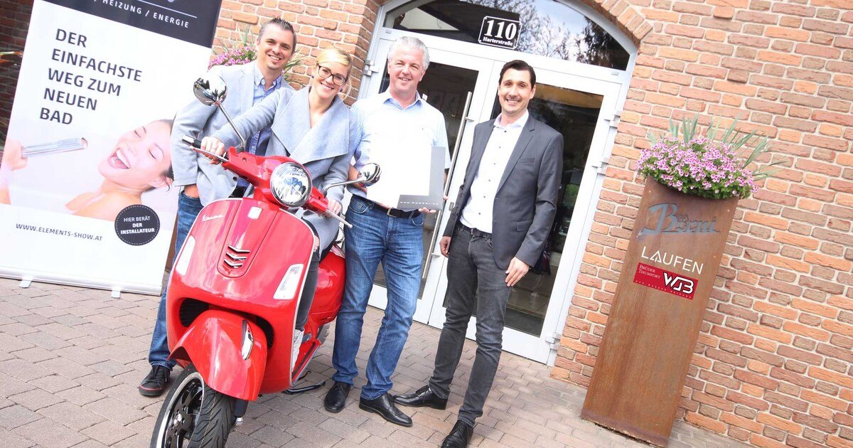 Installateur düst mit Vespa durch Graz