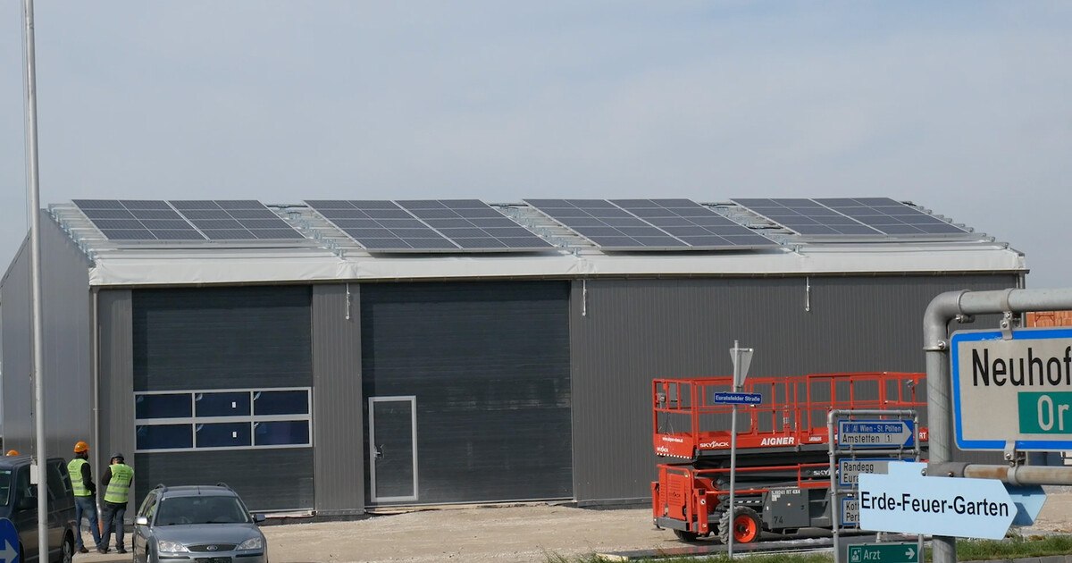 Zelthalle mit Photovoltaik-Dachinstallation fertiggestellt