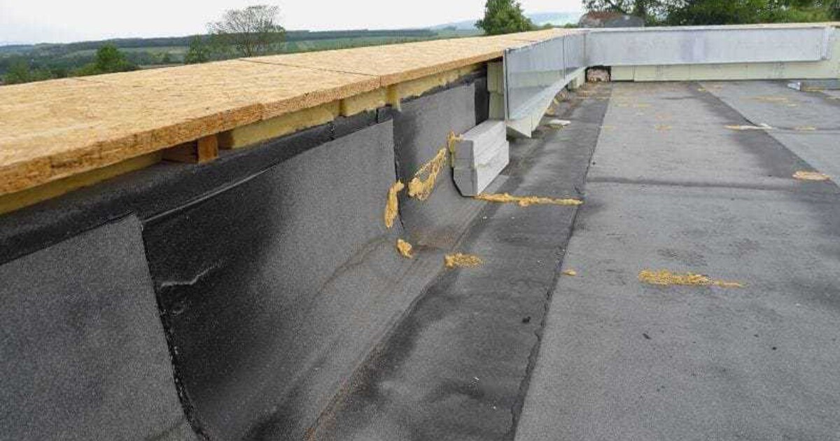 Holzwerkstoffe am dichten Attikahochzug