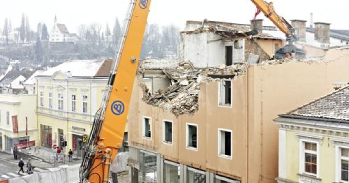 Ein Bauwerk zerfällt zu Staub
