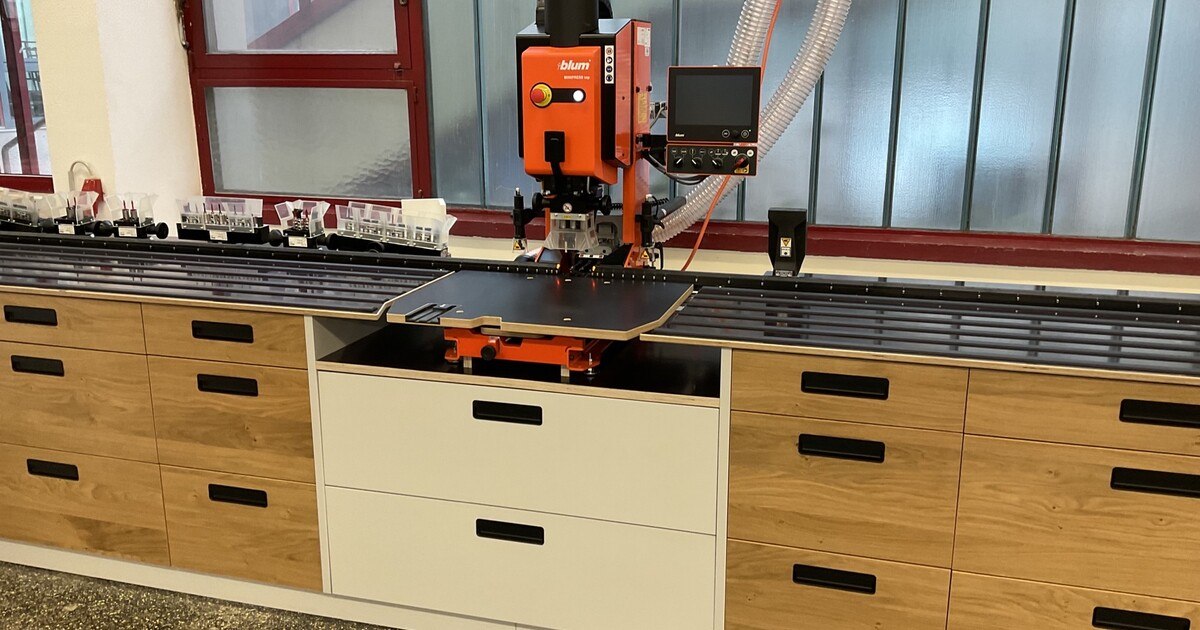 Tischler-Lehrlinge fertigen Möbelstück für Blum