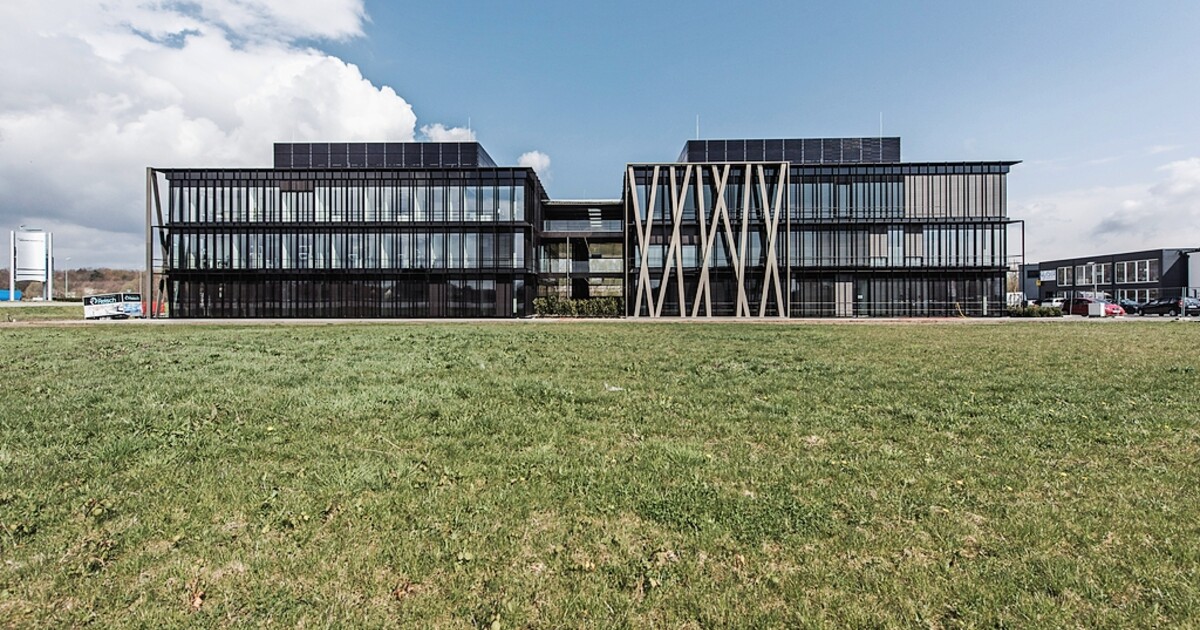 Visionäre Architektur mit edlem Türendesign