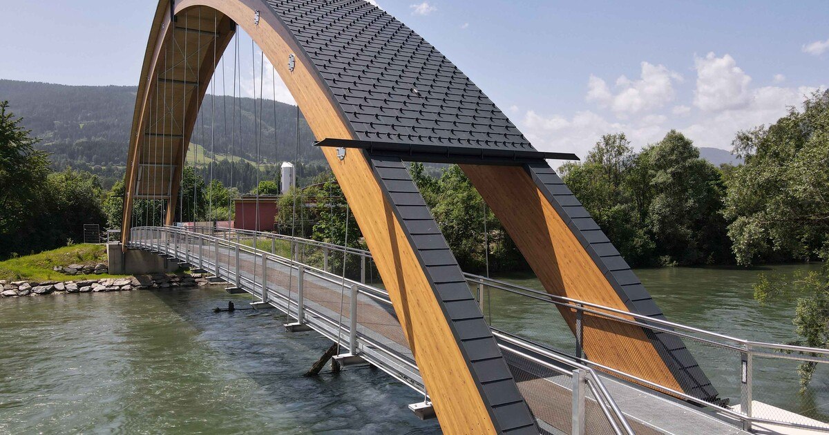 Steiles Dach für eine Brücke