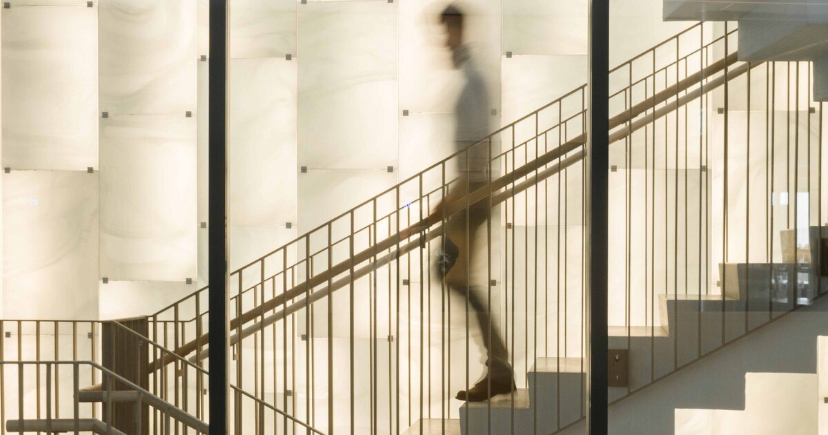 Beleuchtete Wand aus mundgeblasenem Glas