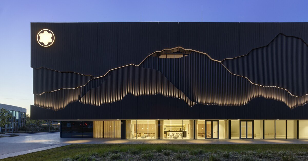 Glasfassade hinter schwarzer Hülle