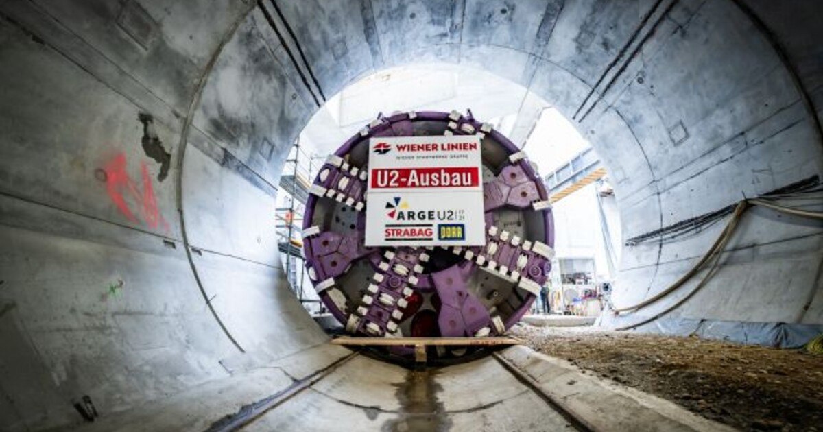 Riesige Tunnelvortriebsmaschine wühlt sich durch Wien