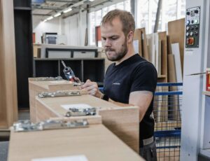 „Über den Webshop können andere Tischlereibetriebe handgefertigte Korpusse, Zulieferteile oder komplett montierte Möbel bestellen. Der Webshop eignet sich auch für B2C-Kunden, die hochwertige Tischlerarbeit suchen“, sagt Albert Heinrich, Leiter der Serienfertigung. (c) Hase & Kramer