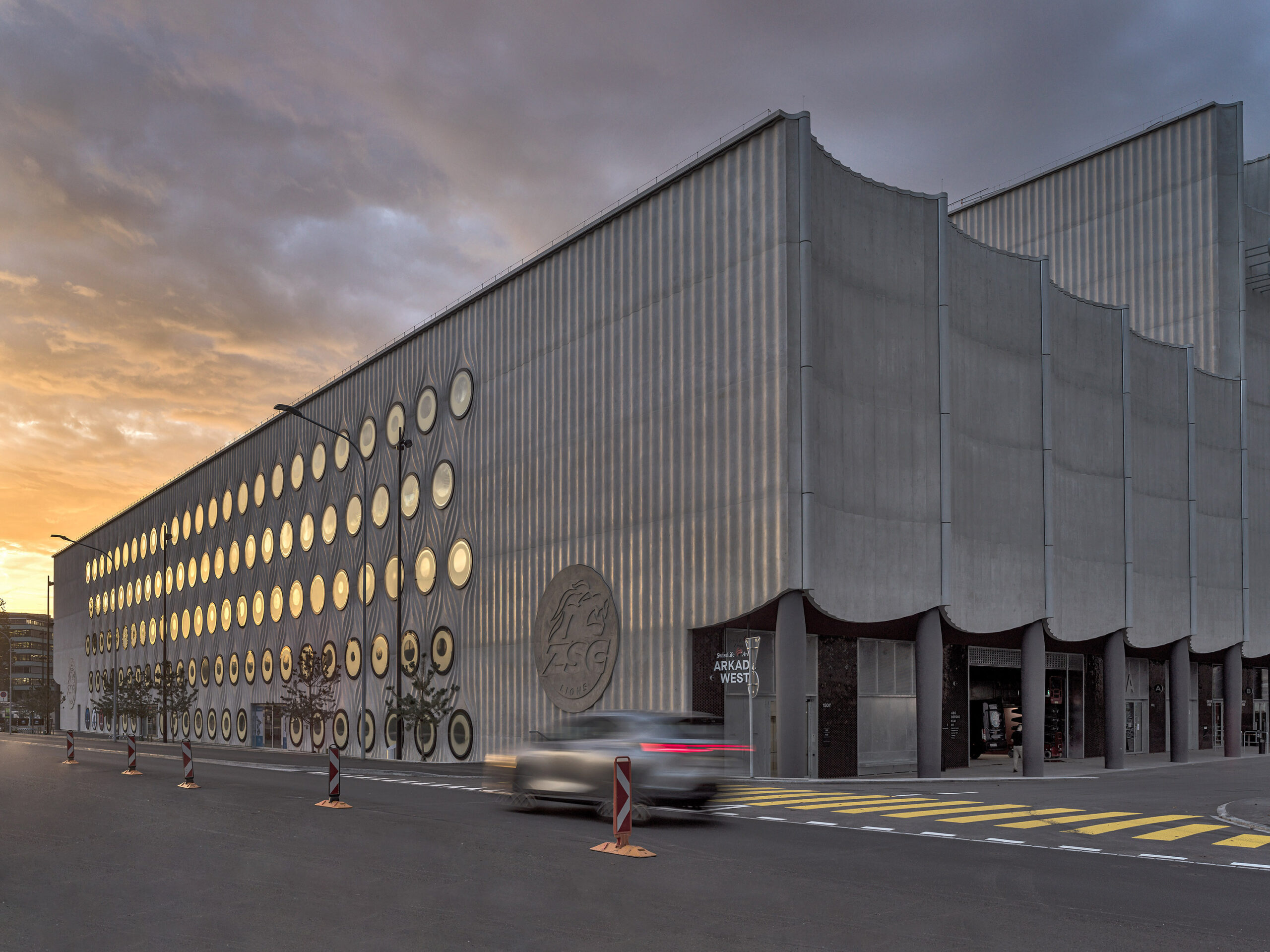 „Sportliche“ Türen mit Wärmedämmung und Brandschutz