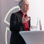 Ein Mann spricht am Podium.