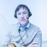 Digital zugeschaltet: Ein Mann in Kopfhörern.