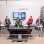 Expert*innen diskutieren über Baunormen.