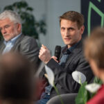 Ein Mann diskutiert in einem Gespräch.