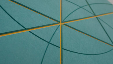 Das Spiel mit der Komposition im Möbeldesign: Die Installation „Board Games“ von Studio Re.d und Florian Appelt untersucht die Entscheidungsfindung während des Designprozesses. | © eSeLat / Joanna Pianka