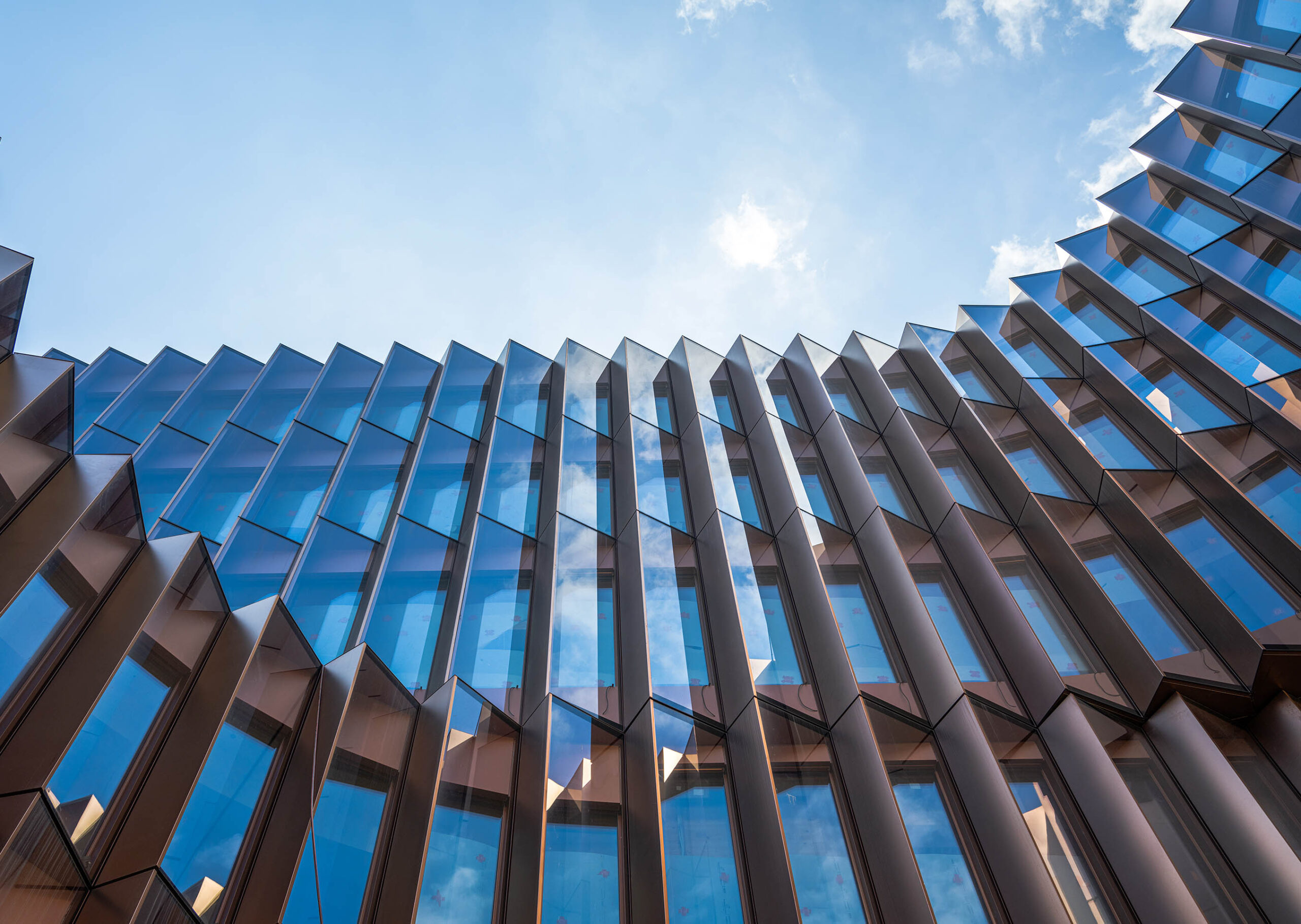 Energieeffiziente Doppelfassade im Zickzack-Design