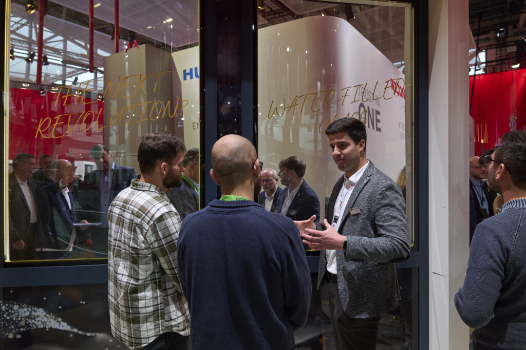 Die innovative Fassadenlösung "TEmotion NG" wurde als Projektstudie realisiert und auf der BAU erstmals vorgestellt. Sie kombiniert mehrere fortschrittliche Technologien, um CO2-neutrale oder sogar klimapositive Fassaden zu realisieren. © Wicona/Mediashots