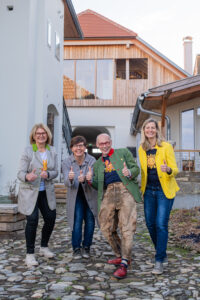 von links nach rechts: Susanne Hirtl (Projektleitung Sonnentor), Edith Gutmann, Johannes Gutmann, Manuela Raidl-Zeller (GF Sonnentor), Johannes Gutmann