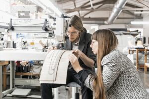 Besonders experimentierfreudig:  Frederik Färg und Emma Marga Blanche gehen in ihrem Design-Atelier, in dem sich auch eine große Werkstatt befindet, gerne an die Grenzen.  (C) Färg & Blanche 