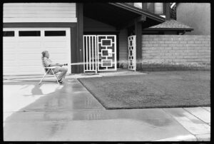 Ed Templeton: Contemporary Suburbium, 2017. Die Serie Contemporary Suburbium ist eine fotografische Meditation über das Leben in den Vororten von Huntington Beach, Kalifornien in ihrer Mischung aus hipper Strandkultur und Zersiedelung; Foto: Ed Templeton