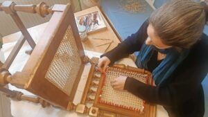 Das wichtigste Werkzeug beim Flechten sind die Finger und Hände. (C) Anna Braendle