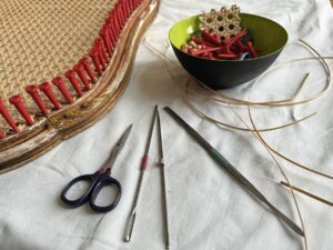 Nadel, Faden, Fingerfertigkeit: Fürs Flechten braucht es nicht viel an Werkzeug – dafür eine große Portion Zeit, Hingabe und Handwerkswissen. (C) Luise Matuschka 