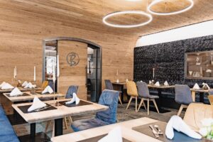 Waldbauer liefert Gastroeinrichtungen mit Ausdruckskraft und gleichzeitig hoher Funktionalität. Hier gehen Alt und Neu fließend ineinander über. (C) Waldbauer