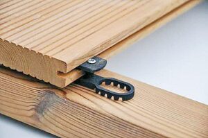  Abstandshalter, Unterleger und Befestigung in einem: Der Halter wird in der seitlichen Nut platziert.   (C) Haefele