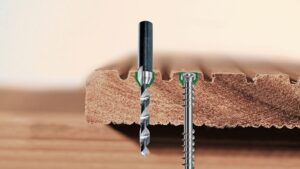 Richtig auf dem Berg befestigt, kann die Feuchtigkeit ablaufen. Das entsprechend ausgeführte Bohrloch ist eine solide Basis für die Verschraubung.(C) Spax