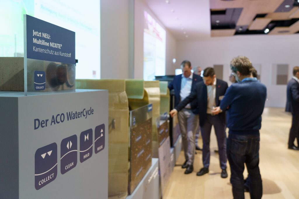 Im Rahmen des Aco "WaterCycle"-Systems werden verschiedene Systeme miteinander verbunden, um eine effiziente Wasserbehandlung und -nutzung zu gewährleisten. Anhand von Querschnitten konnten die Besucher*innen einen Einblick erleben. © Aco