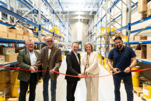 Mit dem Durschneiden des roten Bandes wurde der Stützpunkt eröffnet; v.li.n.re.: Ferdinand Hager (Generalplaner SET), Christian Handler (Stützpunktleiter), Gerald Bischof (Bezirksvorsteher Liesing), Andrea Berghofer (Geschäftsführerin Adler) und Michael Digruber (stellvertretender Stützpunktleiter).