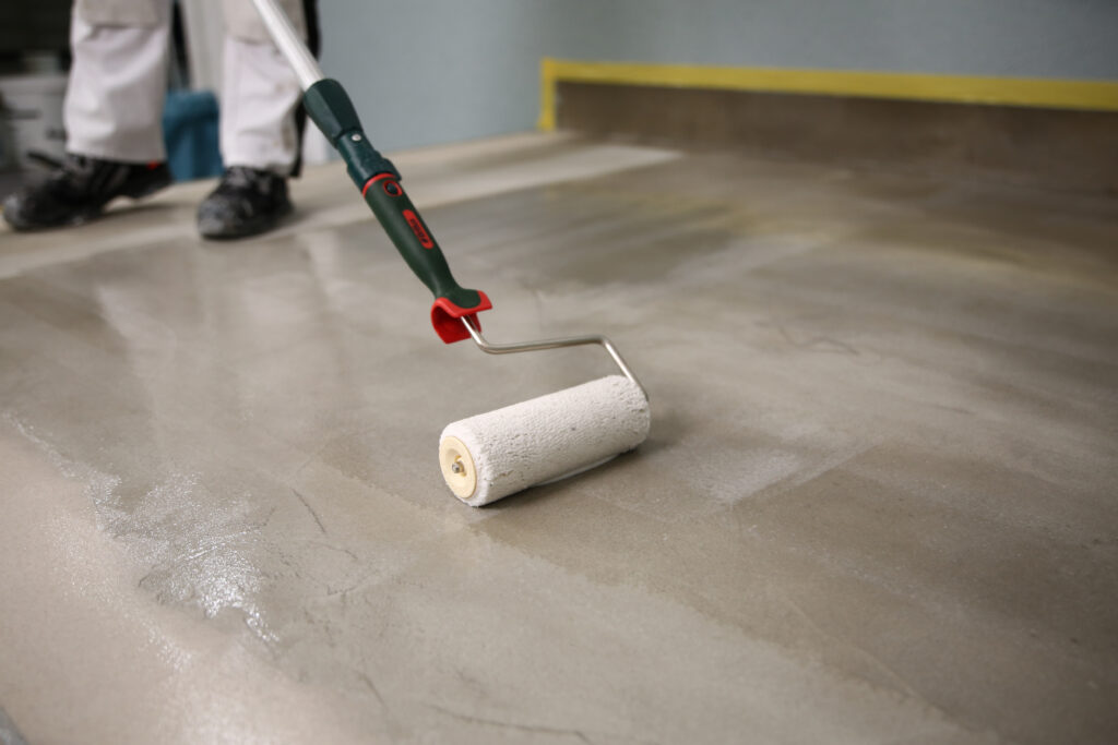 Grundierung der Sockelfläche und der Balkonfläche mit Floortec 2K-Basecon 825.