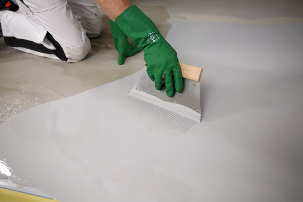 Erstellung der Verlaufsspachtelung mit demselben Produkt in Kombination mit Floortec Basecon Ad 826. Die Verlaufsspachtelung dient auch als Dampfdruck-Ausgleichsschicht. Die Trocknung erfolgt über Nacht.