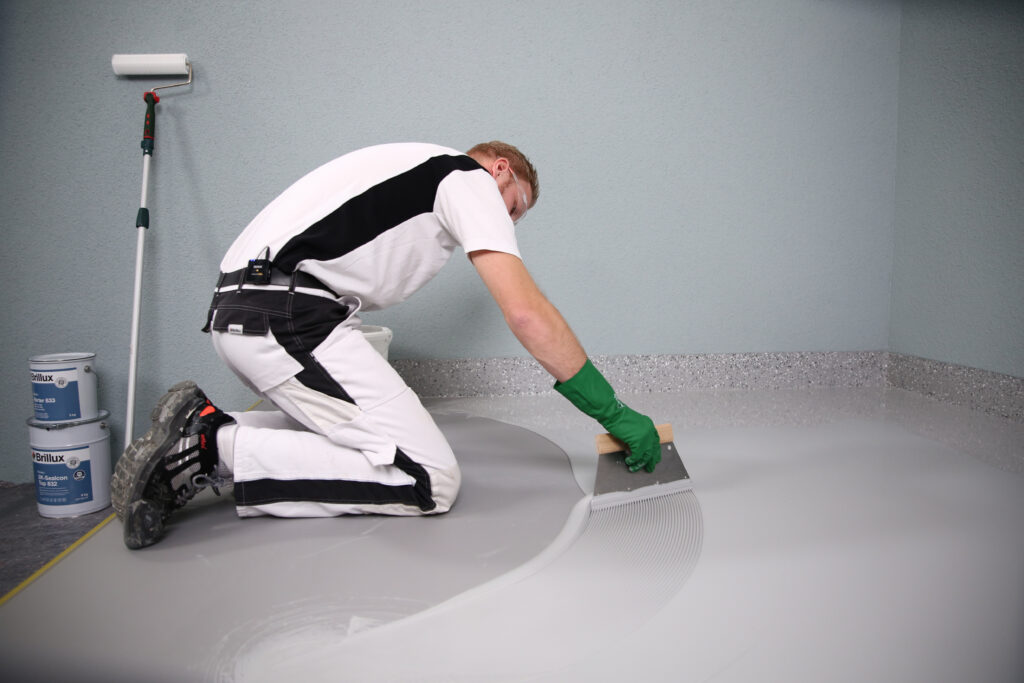 Schlussbeschichtung als Abdichtungs- und Nutz-schicht in nur einem Arbeitsgang mit Floortec 2K-Sealcon Top 832 – so wird eine EAD-konforme Abdichtung ganz ohne Vlieseinlage erzielt.