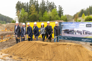 v.l.n.r.: Robert Punzenberger (Geschäftsführung der Peneder Bau-Elemente / Geschäftsfeld Industriebau), Michael Schramm (Geschäftsführung Schramm Tech-Trade), Georg Schramm (Geschäftsführung Schramm Tech-Trade), Peter Lauritz (Geschäftsführung Lauritz), Romana Lauritz (Assistentin der Geschäftsführung Lauritz), Stefan Mauhart (Projektleitung Peneder) und Sebastian Hamedinger (Polierplanung Peneder). © Peneder Gruppe