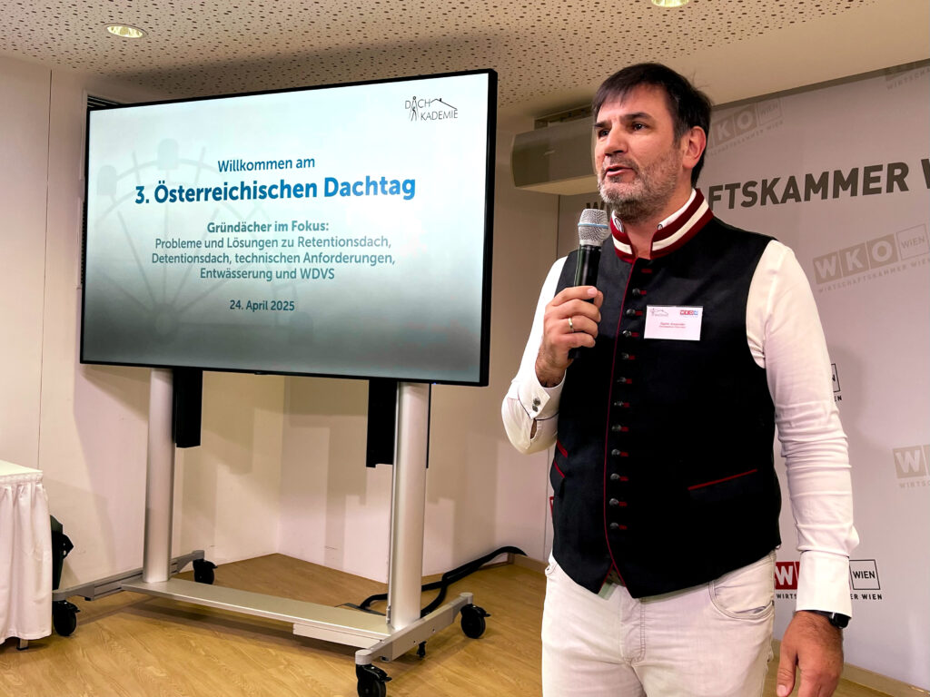 Gastgeber und Geschäftsführer der veranstaltenden Dachakademie Alexander Eppler freute sich über den neuerlichen Erfolg des Dachtages. © Birgit Tegtbauer