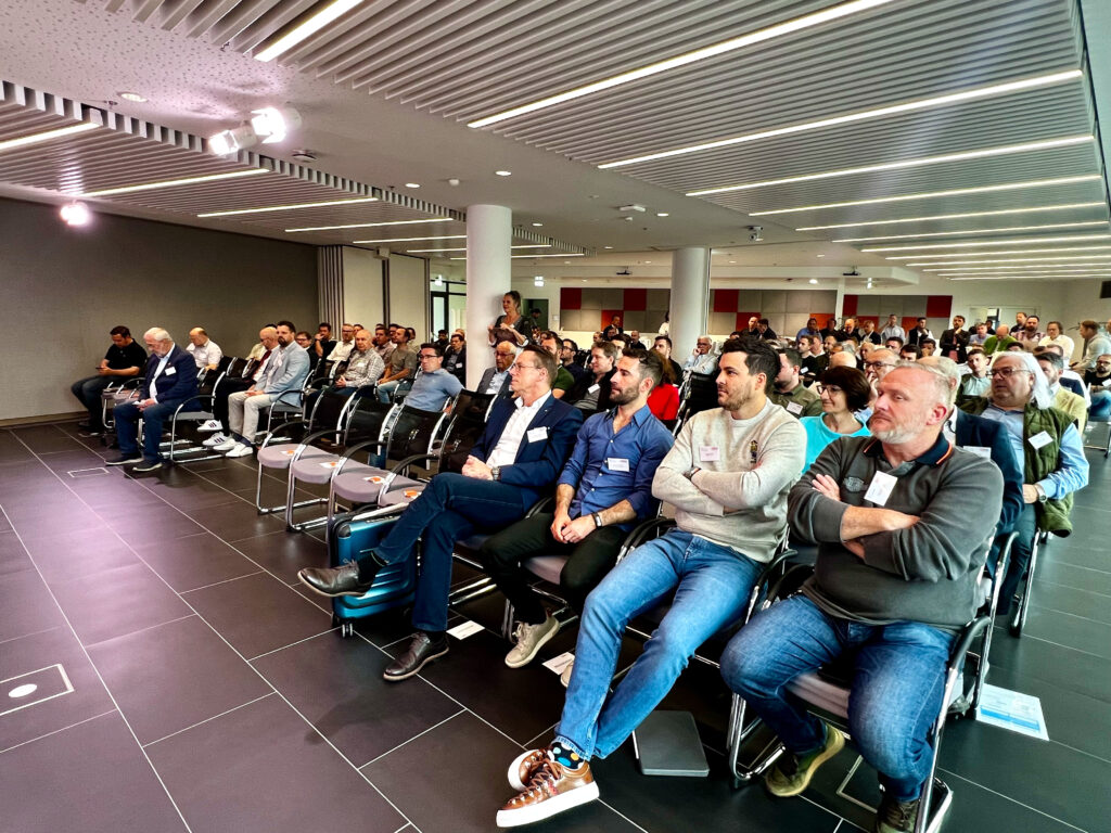 Immer mehr Dachhandwerker*innen beschäftigen sich mit dem Thema Dachbegrünung, wie man auch an der Zahl der Besucher*innen feststellen konnte. © Birgit Tegtbauer