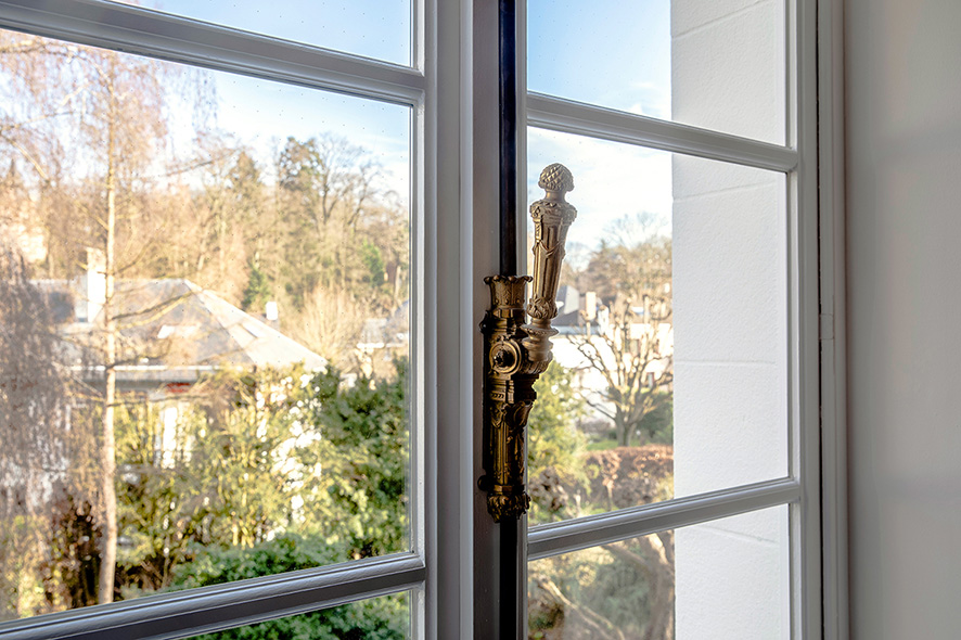 Der minimale Hohlraum zwischen den beiden Gläsern fungiert als hocheffiziente Wärmedämmung. In der Villa in Uccle wurde der Ug-Wert damit von 5,8 auf 0,7 W/(m2K) gesenkt. © Fineo