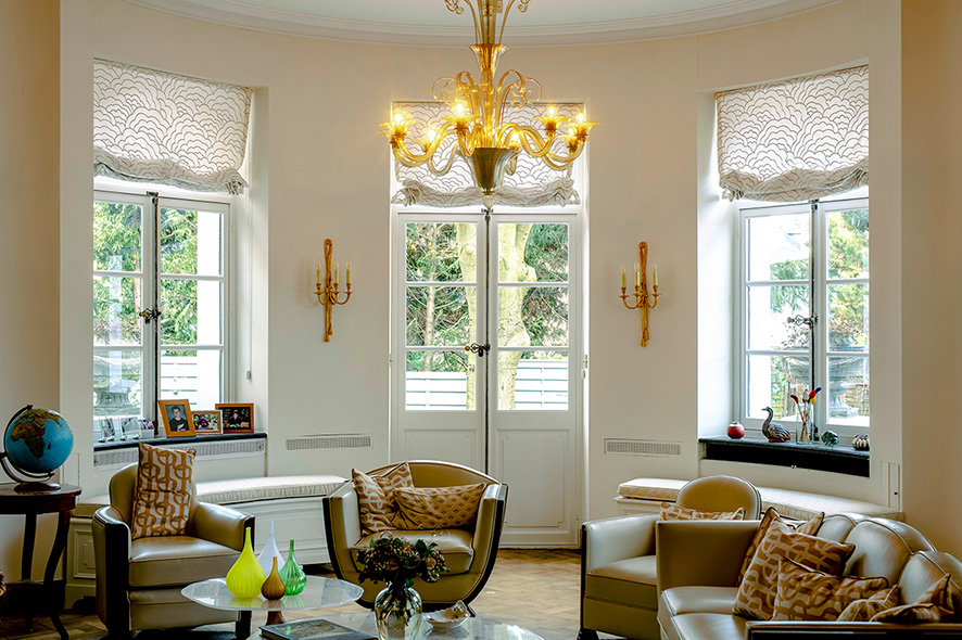 Aufgrund der schmalen Rahmen kam eine traditionelle Zweifachverglasung nicht in Frage, daher fiel die Wahl auf "Fineo" Vakuumisoliergläser. © Fineo