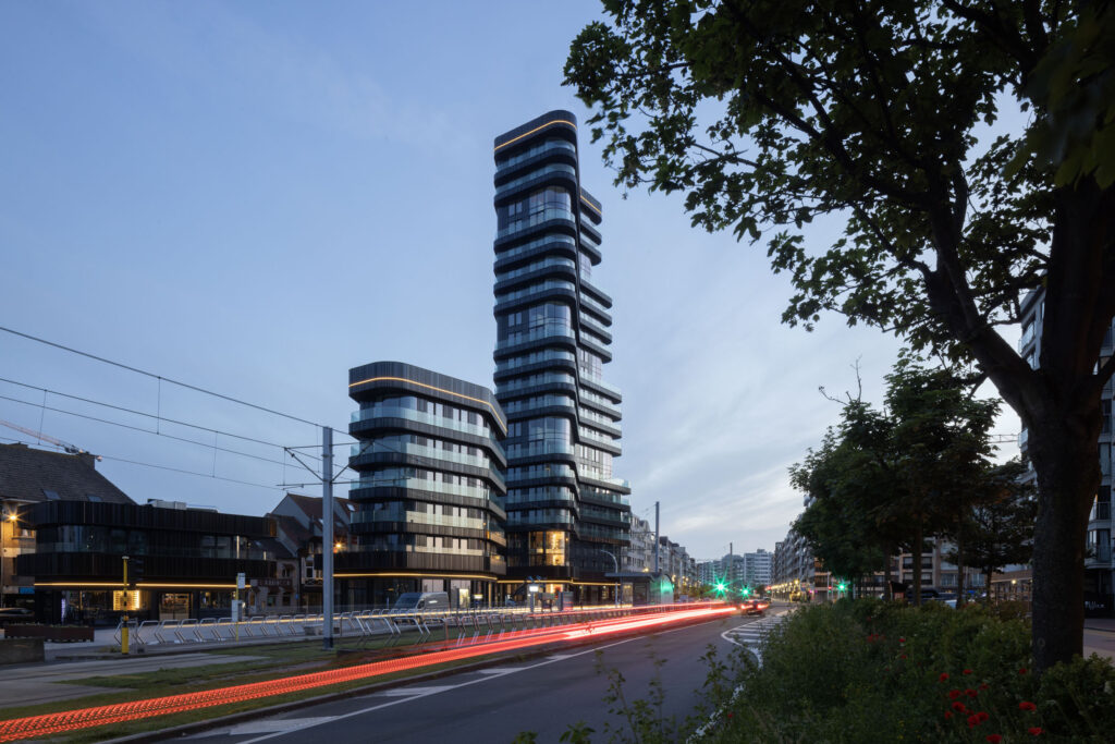 Der Heldentoren-Komplex am Heldenplein in Knokke-Heist besteht aus drei Gebäuden auf einer gemeinsamen Tiefgarage: dem fast 70m hohen Turm, einem 7-geschossigen Gebäude und einem Pavillon. © Sarah Blee / Neutelings Riedijk Architects