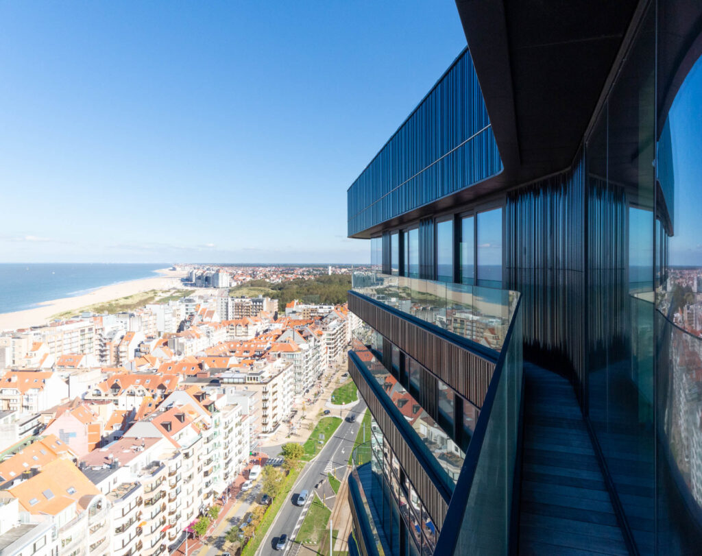 Die Fensterprofile stimmen farblich mit den Keramikpanels überein und bieten Halt für die Fenster- und Türöffnungen mit Schiebe- und Drehelementen. Die Balkonbrüstungen sind aus Glas, um den Ausblick aufs Meer nicht zu stören. © Ronald Schlundt Bodien / Neutelings Riedijk Architects 