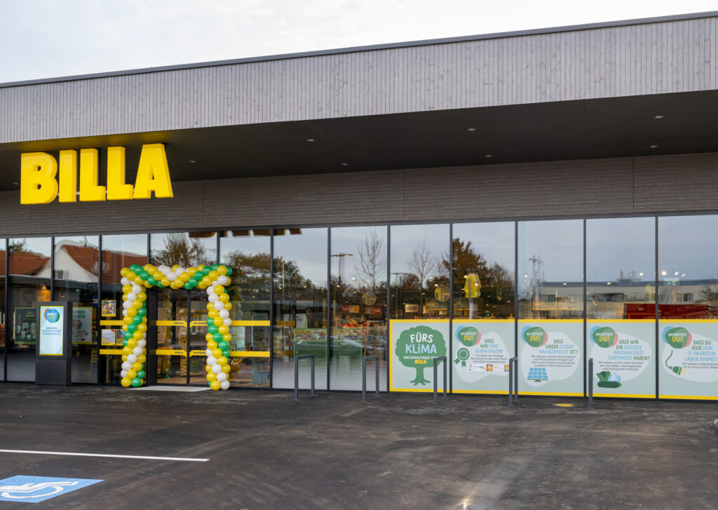 Mustergültig: Die Fassade enthält durch die hochwertigen Baustoffe bis zu 50 Prozent weniger gebundenes CO2 als eine vergleichbare Standardfassade. © Billa/Harson