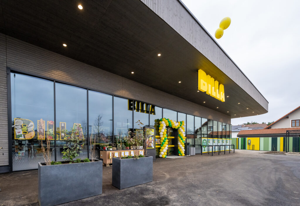 Der Neubau wurde mehrfach ausgezeichnet, u.a. mit ÖGNI V23 Platin, Greenpass in Gold und als Green Building. © Billa/Harson