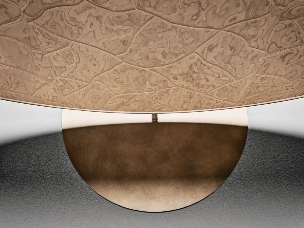 Eine der neuen Kollektionen von Holzoberflächen ist Agreste von Alpi, eine Kreation von Estudio Campana, das damit an die sonnenverbrannte Erde Brasiliens und an die Haut von Dinosauriern erinnern will. (C) Alpi