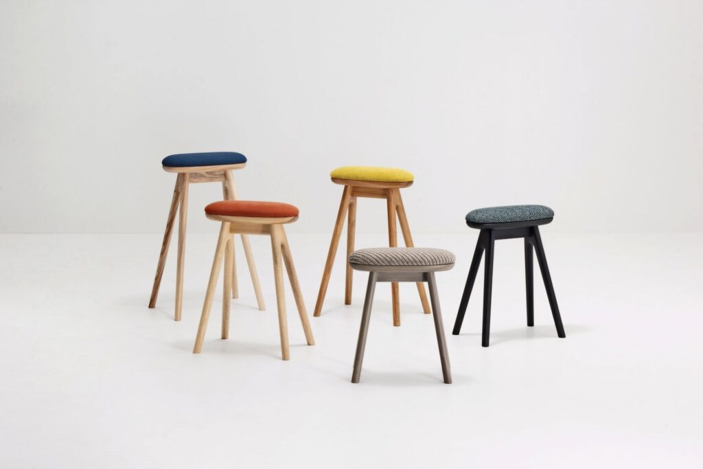 Sitzmöbel Coupé von Nagano Interior: ein gepolsterter Hocker gefertigt aus dem japanischem Kampfer-Holz Kusunoki / Kusu und erhältlich in sechs verschiedenen Sitzhöhen. (C) Nagano Interior