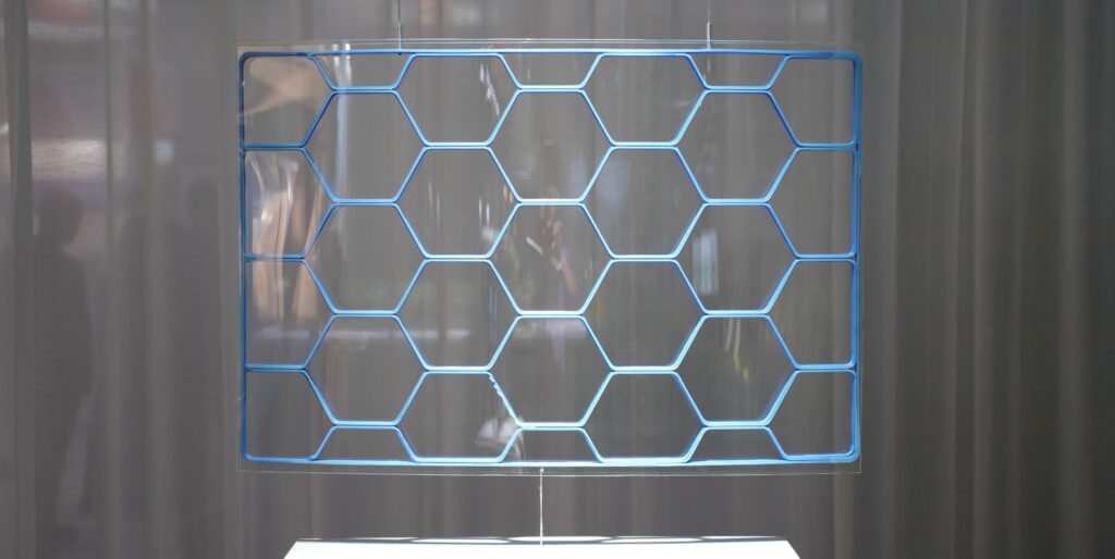 L3!chtglas – dünne Glasverbundplatten mit adhesiv hergestellten Kernstrukturen. © Daniel Pfarr, Institut für Baukonstruktion