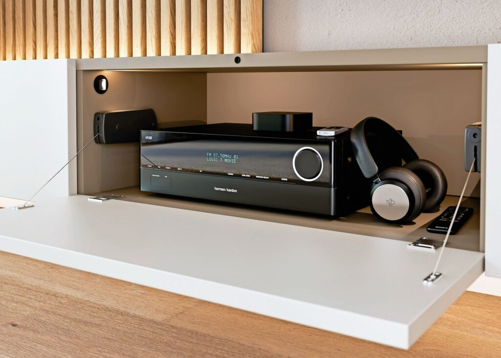 Durch eine Klappe verdeckt und nicht für jedermann sichtbar: ein Soundsystem für den unbegrenzten Musikgenuss. (C) Ostermann