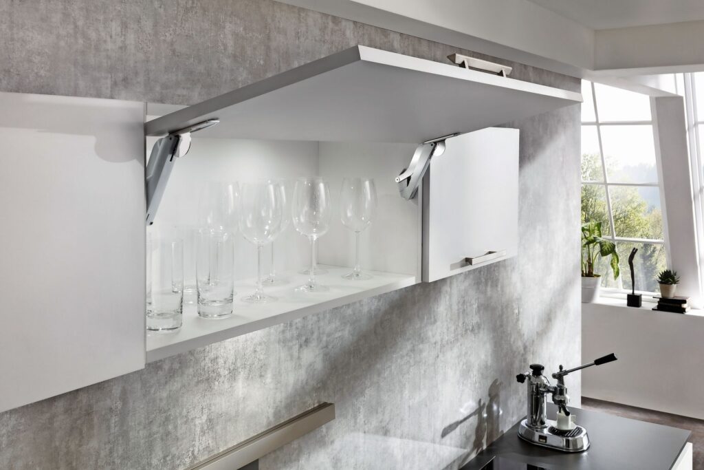  Besonders für Hängeschränke in Küchen sind Klappenbeschläge eine sinnvolle Lösung. (C) Haefele